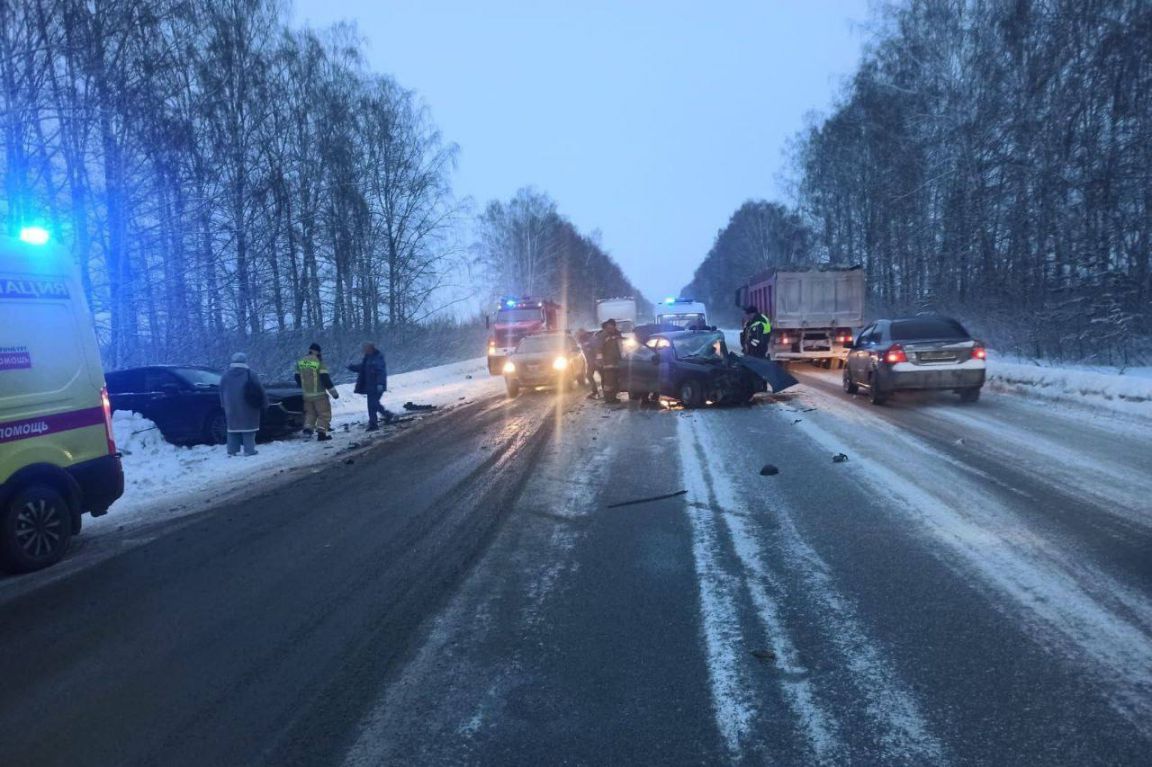 На Полевском тракте затруднено движение из-за ДТП | 31.01.2024 |  Екатеринбург - БезФормата